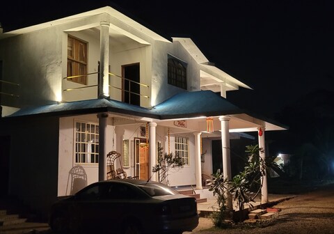 Country side cheerful villa, with hot tub, wifi.