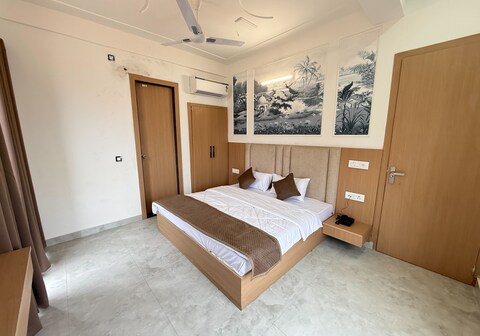 Hotel Krishna Tulsi Van - Near Bankey Bihari & ISKCON