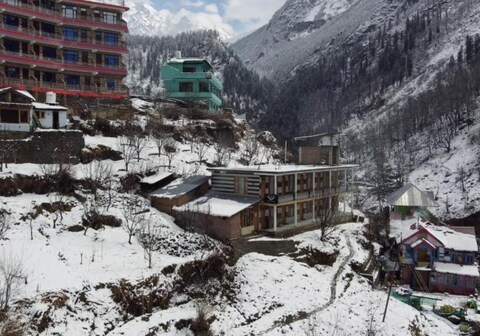 Yellowjackets Hostel Tosh