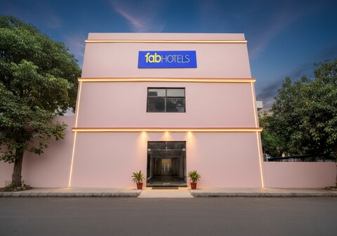 FabHotel Padmakar Kashi