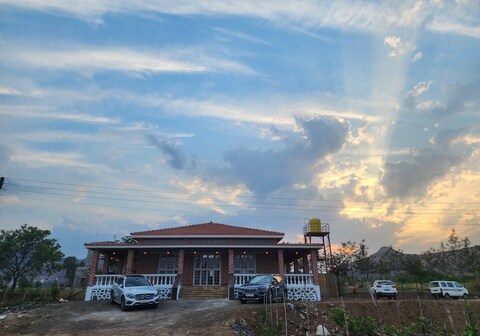 THE WINDSOR VILLA by PARISHA FARM