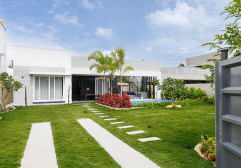 The Garden Stay by StayJade|Private Pool|Huge Lawn