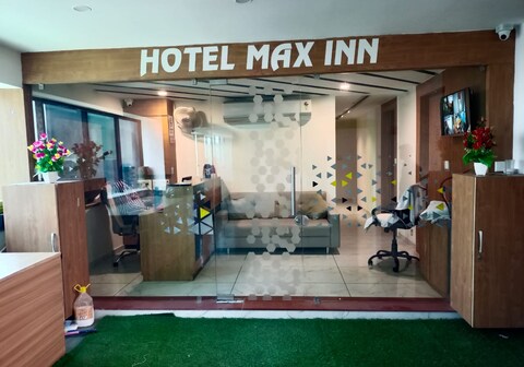 Hotel Max Inn SG Highway