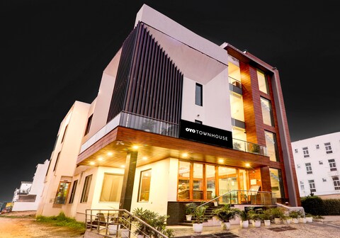 Super Townhouse The Nawab Hotel and Banquet