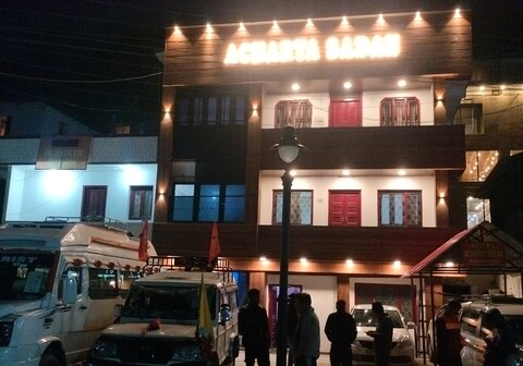Hotel Acharya - 700m away from Badrinath Temple