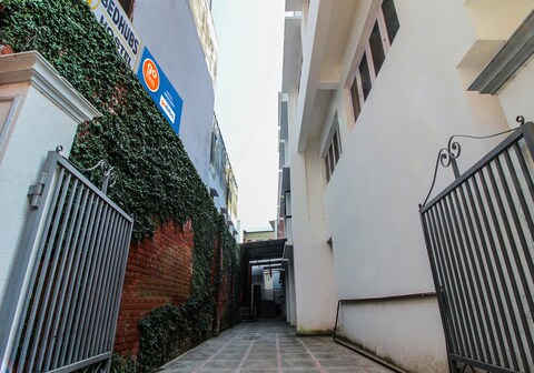 BedHubs Hostel | Dorms & Restaurant