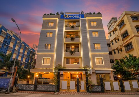 FabHotel Anchorage Inn - Nr. Axis Mall