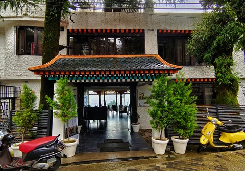 Pema Thang Guest House & Restaurant