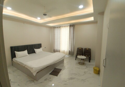 HOTEL MAROONI
