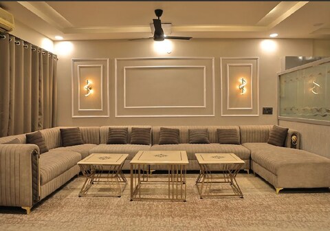 2BHK Luxe Lounge - Cozy & Modern Retreat