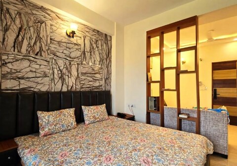 HKO Serene 1BHK 1km from Prem Mandir- Centrally Located