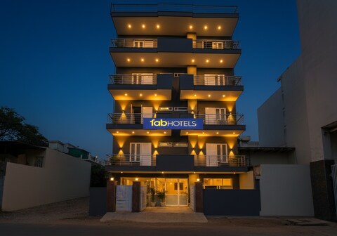 FabHotel Cyberhub Suits