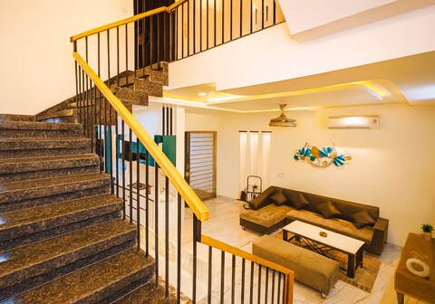 City Centre 4BHK House w plunge pool  Spa  Steam