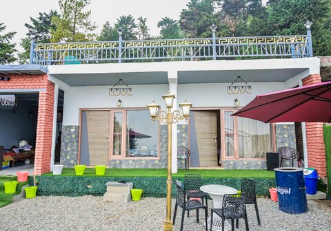 Smokey Castle Homestay & Cafe Mukteshwar