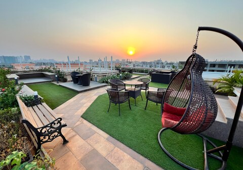 Juhu Getaway with Rooftop Pad