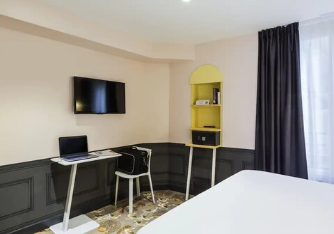 ibis Styles Paris Magenta