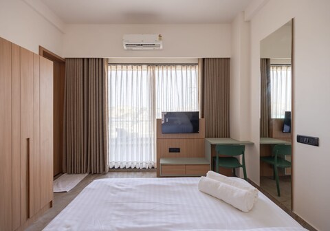 Shivam Hotel, Madhavpur