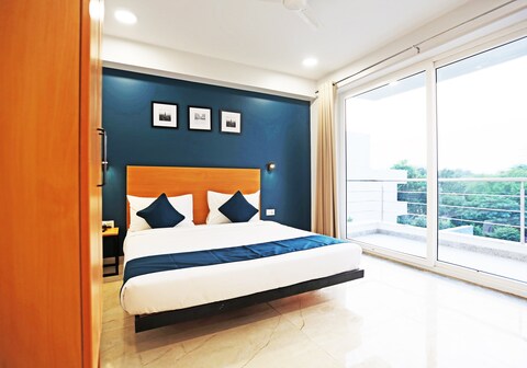 Hotel O Moody Moon Blue