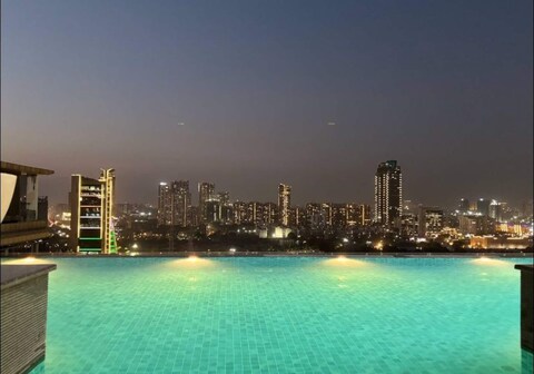 Luxury Skyline Studio Rooftop Pool Balcony