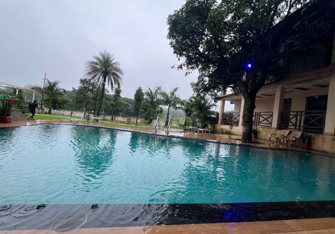 HOTEL KHALSA LAKEVIEW