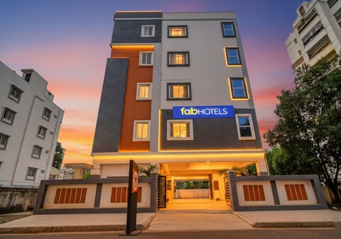 FabHotel Golden Dreams