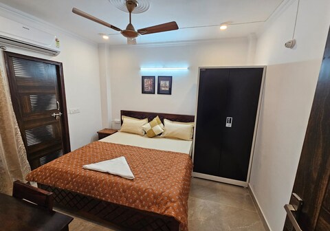 Gautam Nagar Home Stay South Delhi