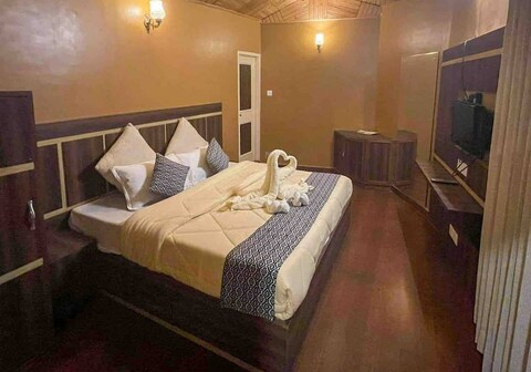 Uptown Cottage: Luxurious Home, The Mall