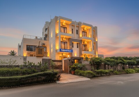 FabHotel Phoenix Hospitality Nr. DLF Cyber Hub & Metro, Gurugram