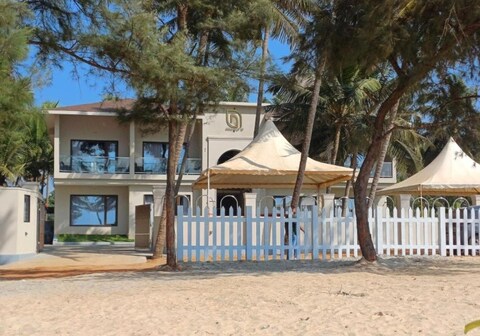 NAUTICAL 9 BEACH RETREAT