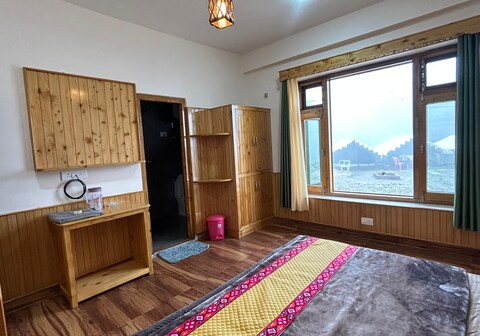 Parashar lake Fogg hill cottages