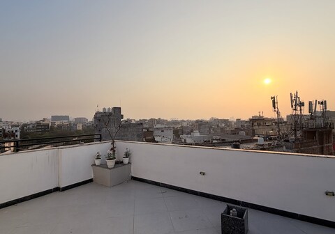 Skye | Studio with Private Balcony | 10 min from CyberHub