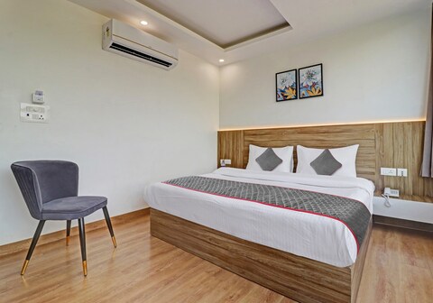 OYO Townhouse 1232 White Sand