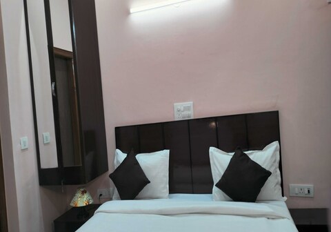 OYO Flagship Hotel Umen