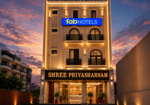 FabHotel Shree Priyasharnam - 500 m from prem mandir