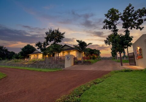 Tiki Farms Polynesian Boutique Resort