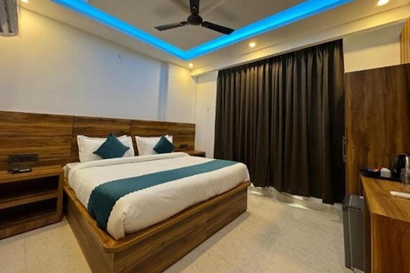 Hotel Vaidik Ganga (Behind Parmarth Niketan Ashram)