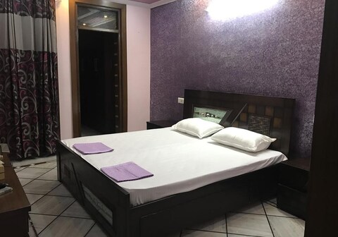 UTK The Komfort Homestay | Rooms & Caretaker