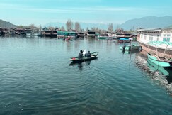 PASADONA FLOATING HOUSEBOAT, Srinagar PASADONA FLOATING HOUSEBOAT, Srinagar