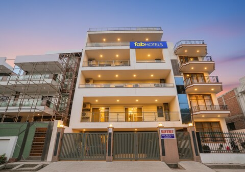 FabHotel Raahi Retreat Nr. Star Mall & 32nd Avenue, Gurugram