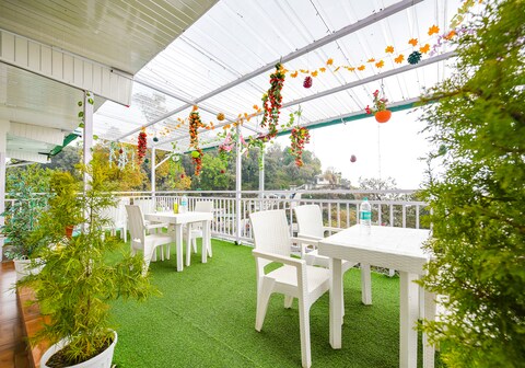FabHotel Golden Oak Villa
