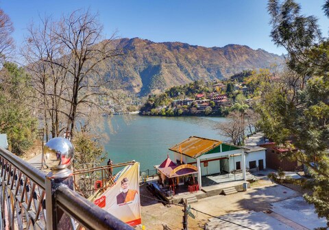 Akansha: The Lake View