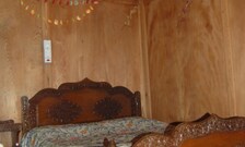 Riyaz Houseboat, Srinagar Riyaz Houseboat, Srinagar