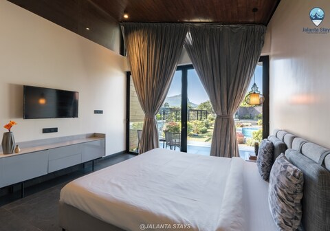 5bhk Canary 111 by Jalanta Stays