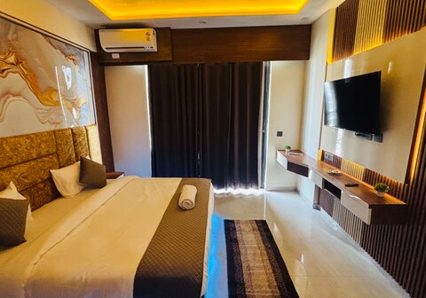 A Serene & Cozy Stay | Omaxe Hazratganj