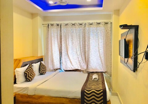 Island Park | 5 Min walk from Police Bazar