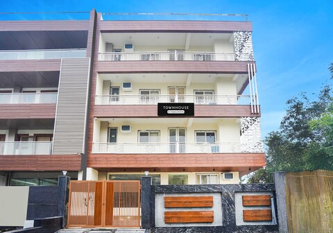 Townhouse Oak Sector 121 Noida Metro Station