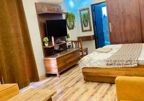 Laavish Studio Apartment