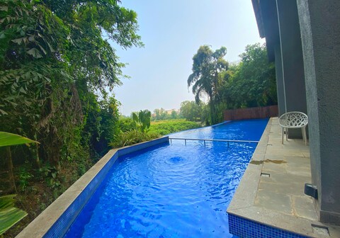 Luxury 1 bhk serviced apartment with infinity pool near Candolim beach