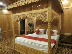 Houseboat Sikandra Palace, Srinagar Houseboat Sikandra Palace, Srinagar