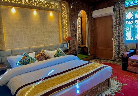 Savoy Group of Houseboats